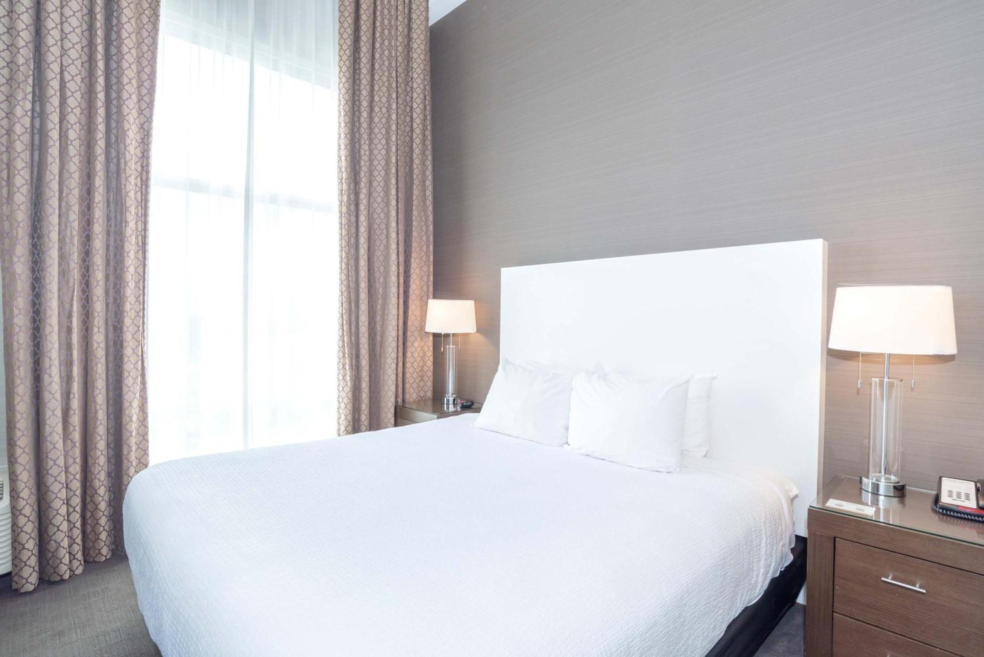 Sandman Hotel Abbotsford Airport Екстериор снимка