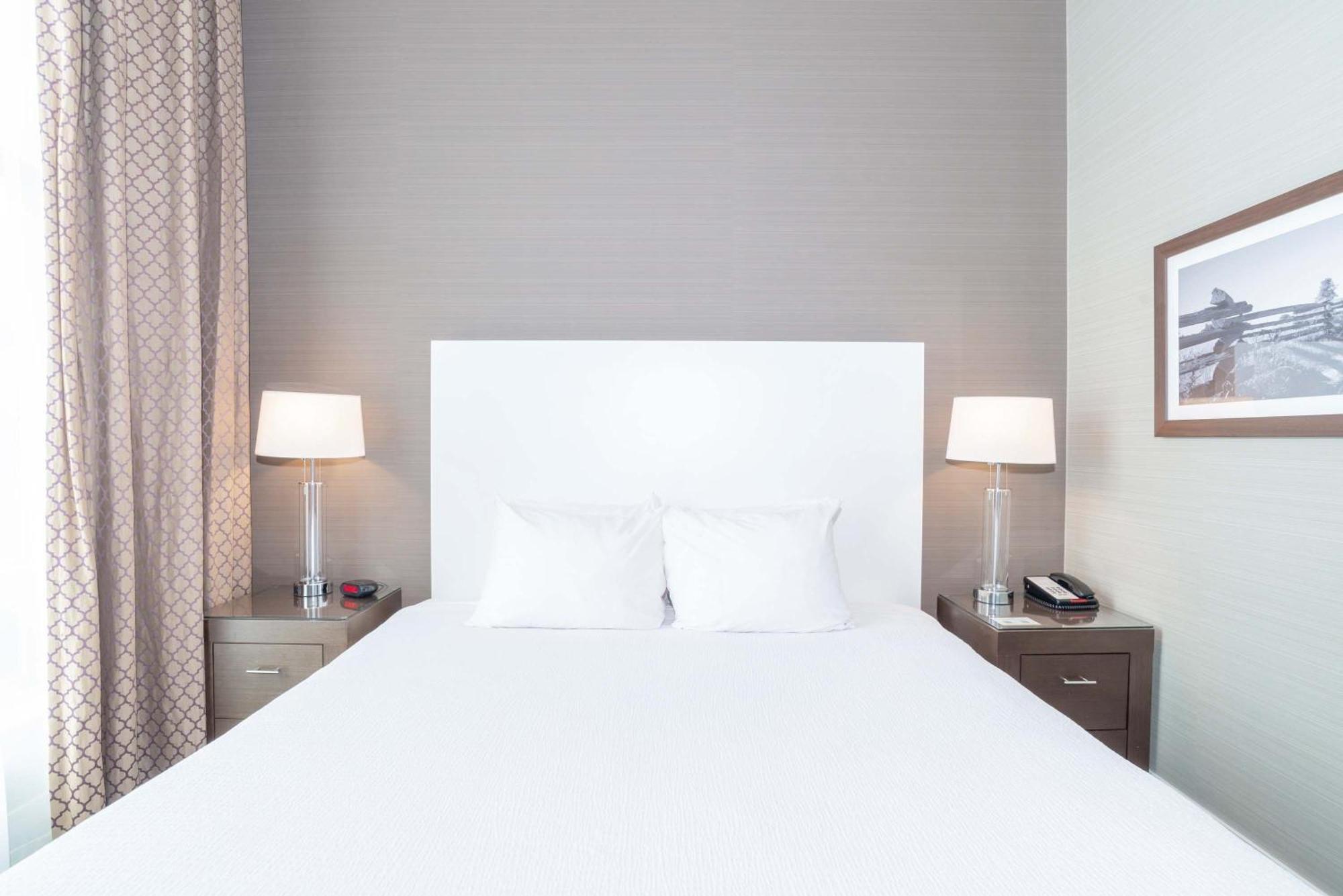 Sandman Hotel Abbotsford Airport Екстериор снимка