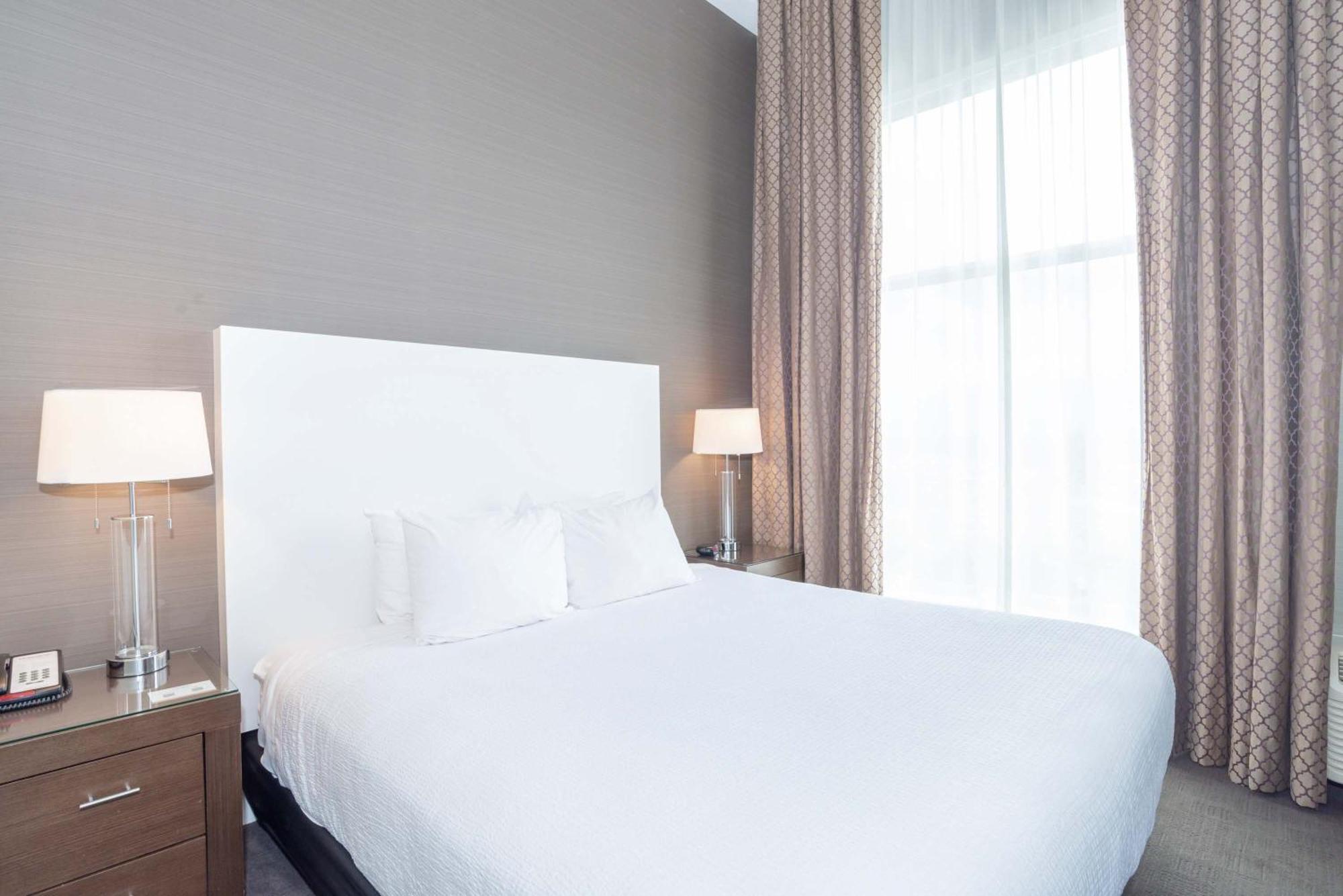 Sandman Hotel Abbotsford Airport Екстериор снимка